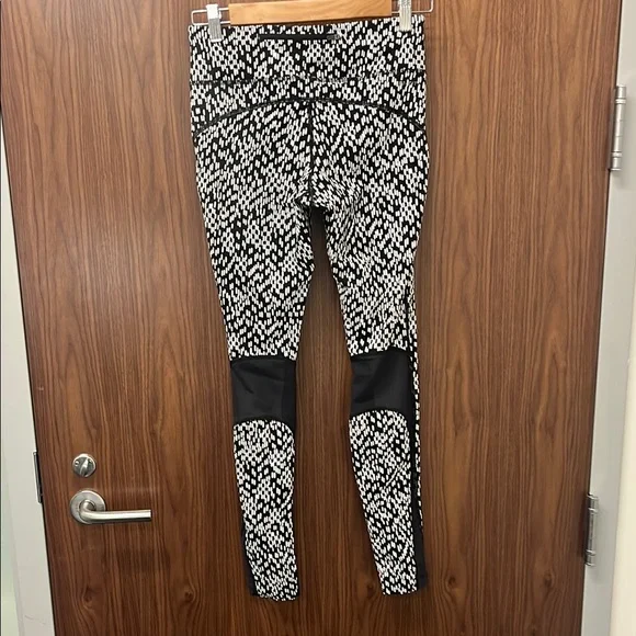 Women’s Lux Nike Dri Fit Black & White Mesh Leggings. Small. - Picture 3 of 5